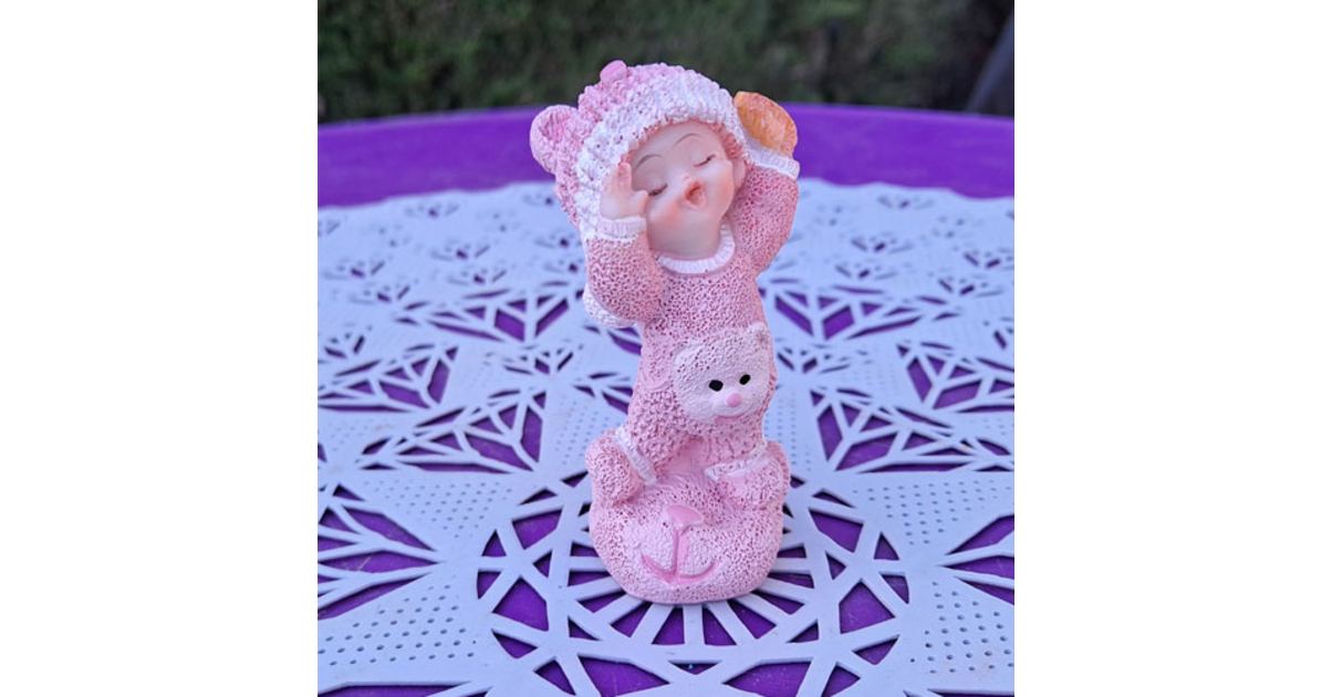 Figurine en céramique non peinte d'une jeune fille en bonnet - Poupée